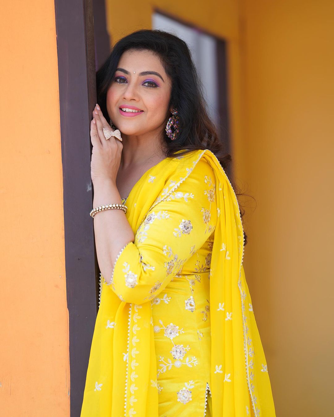 TAMIL ACTRESS MEENA IMAGES IN YELLOW SALWAR KAMEEZ 10